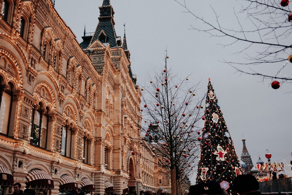 Edificio iluminado y árbol navideño decorado.